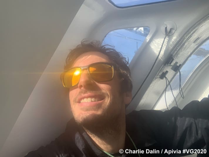   Lo skipper di "Apivia" Charlie Dalin si gode la vista per un momento d'oro nella mattinata del 30 dicembre.
