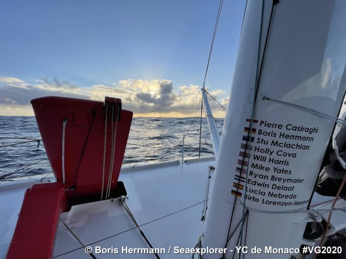   I nomi dei membri del suo team accompagnano Boris Herrmann durante tutta la gara.