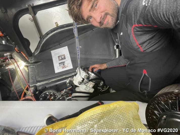   Boris Herrmann lors du remplacement de son moteur électrique pour le système hydraulique de la quille : "Il a intérêt à rester intact. Je n'ai pas de deuxième moteur de rechange".