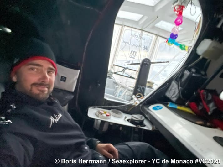   Boris Herrmann naviga verso Capo Horn con le decorazioni di Capodanno