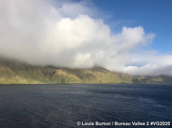   Louis Burton riuscì a ripararla sotto la protezione dell'isola di Macquarie