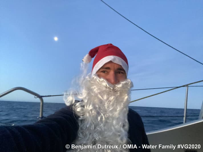   La barba di Natale più lunga oggi appartiene a Benjamin Dutreux. Il cacciatore di Boris Herrmann si è divertito a scattare le foto