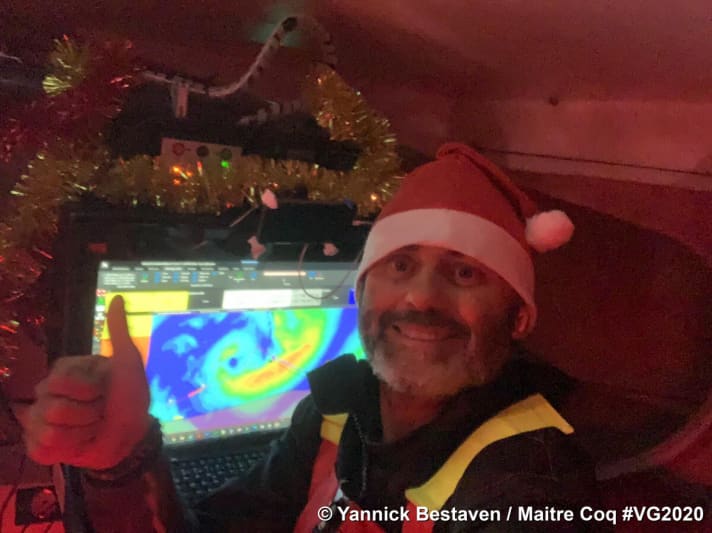   Le pouce de Yannick Bestaven pointe vers le haut avec optimisme, mais pour l'instant il a dû céder sa place de leader à Charlie Dalin, le skipper d'"Apivia".