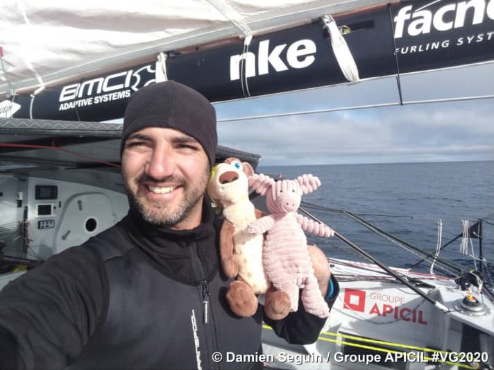   Segelte mit großem Können, starker Positionierung, eisernem Willen, nur einer Hand und betagtem Boot auf Platz sieben: Damien Seguin – hier mit seinen kuscheligen Bordbegleitern – zählt zu den großen Siegern der neunten Auflage der Vendée Globe