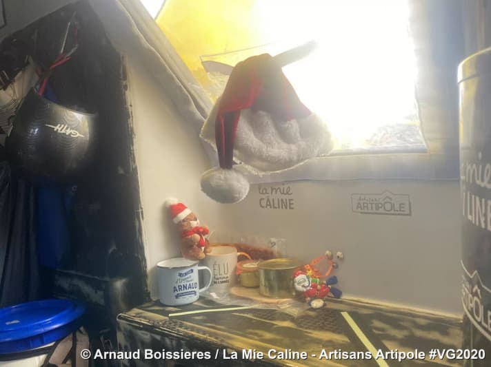   Un coup d'œil sous le pont de "La Mie Câline - Artisans Artipôle" avec le skipper Arnaud Boissières, qui se trouve en duel avec Pip Hare ("Medaillia") juste au sud de la Nouvelle-Zélande. Le duo poursuit le peloton de tête aux 16e et 17e places.
