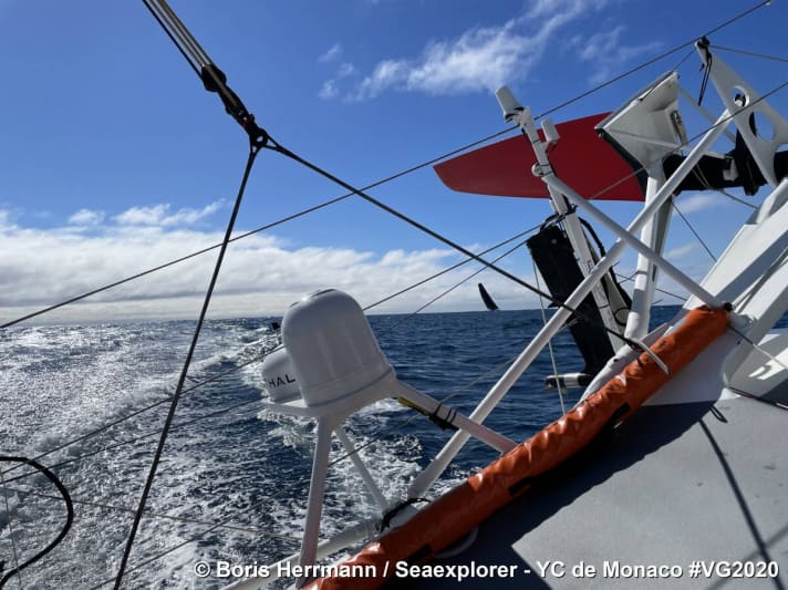   Jean Le Cam et son "Yes We Cam", vus par Boris Herrmann sur son "Seaexplorer - Yacht Club de Monaco", restent fidèles à eux-mêmes en tant que partenaires de duel sur le cap Horn.
