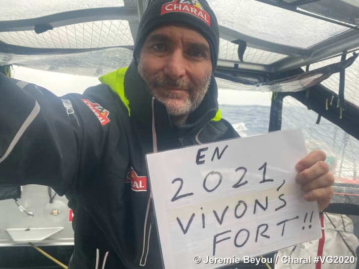   Resta un forte inseguitore all'inizio dell'anno: lo skipper di "Charal" Jérémie Beyou ha recuperato diverse centinaia di miglia nautiche su Pip Hare (16°) e Arnaud Boissières (17°) che lo precedono negli ultimi giorni al 18° posto. Dopo la rottura e la riparazione a Les Sables-d'Olonne, Beyou, che ha iniziato la regata nove giorni dopo il gruppo, si trova ora a sole 150 miglia nautiche da Boissières.