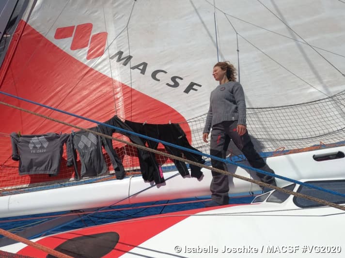   La skipper de "MACSF" Isabelle Joschke a été éliminée aux trois quarts du Vendée Globe sur la longue ligne droite atlantique.
