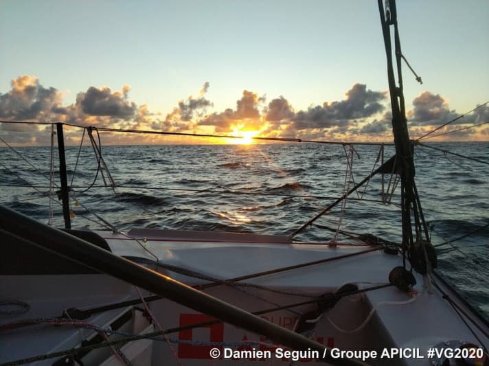   Fourth-placed Damien Seguin, who still kept up with the leading boats in his "Groupe Apicil" without any foils, enjoyed this view in the end