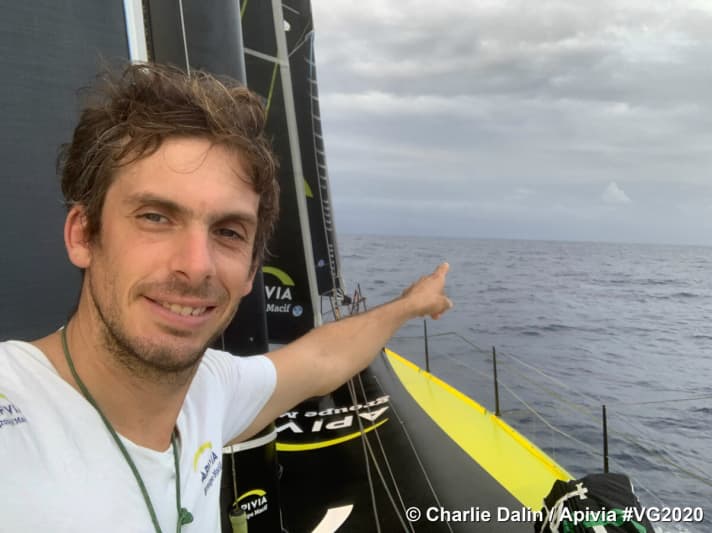   Il leader Charlie Dalin ha volutamente fatto del simbolismo con questa foto da bordo e mostra dove sta andando: sempre avanti... Tuttavia, i suoi cacciatori Louis Burton e Boris Herrmann stanno mettendo sempre più pressione allo skipper di "Apivia".