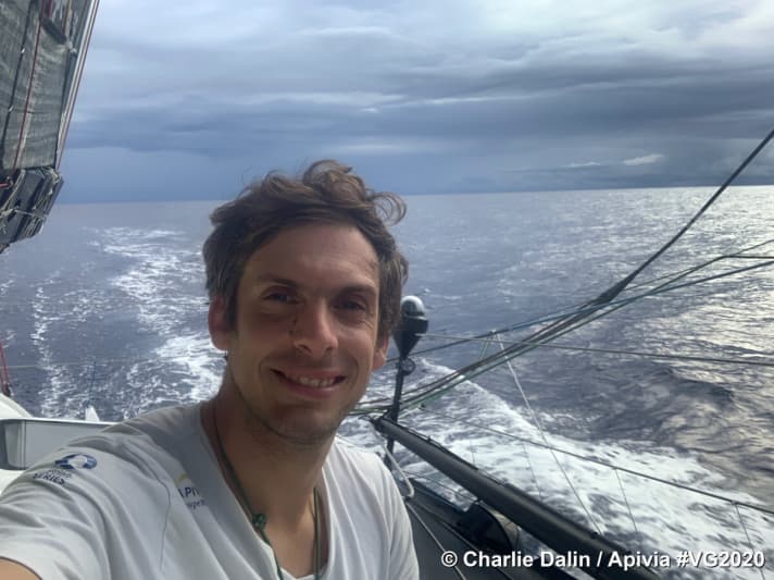   Ecco come appaiono il vecchio e il nuovo frontrunner Charlie Dalin: leggermente danneggiato, ma molto felice