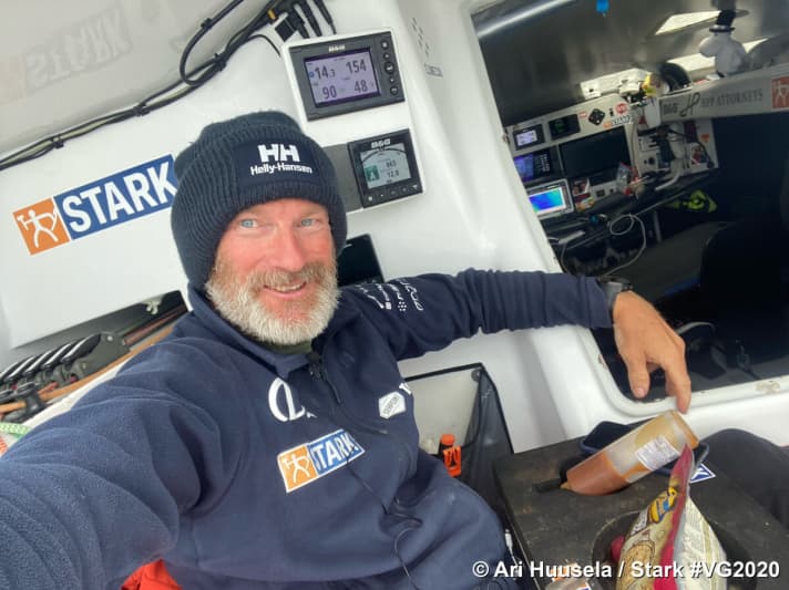   Ari Huusela à bord de son Imoca "Stark". A sa droite, on peut voir une bouteille de sauce caramel renversée. La préférence de Huusela pour le "Beurre salé", une variante du goût breton, est bien connue... Stark | #VG2020