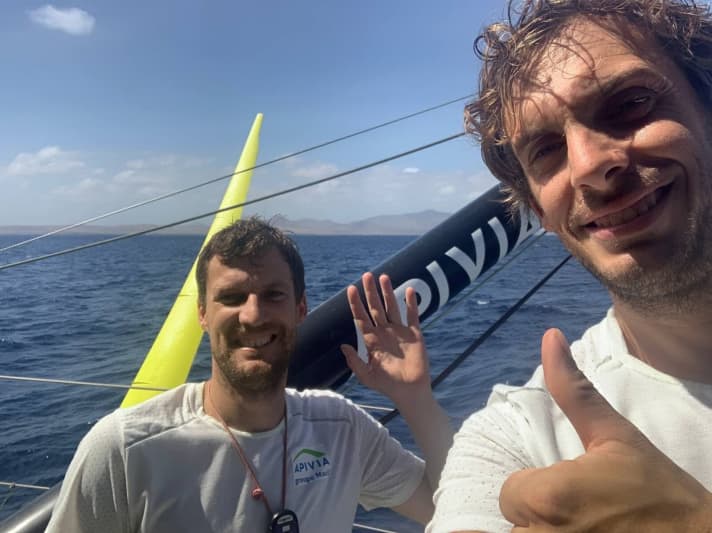   All'inseguimento del primo classificato "LinkedOut" sul loro "Apivia", all'inizio del 14° giorno di navigazione, con il miglior spirito di attacco dei primi inseguitori: il secondo classificato del Vendée Globe Charlie Dalin e il suo co-skipper Paul Meilhat (a sinistra).