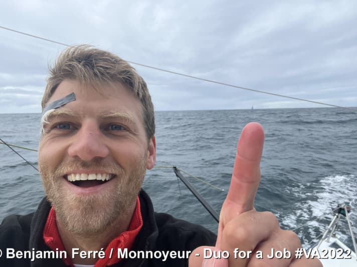   Le doigt de Benjamin Ferré pointe à l'horizon "LinkedOut" de Thomas Ruyant. Malgré sa blessure, le skipper de "Monnoyeur - Duo for a Job", arrivé quatrième, affiche sa bonne humeur.