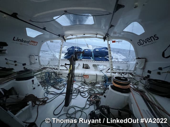   LinkedOut" di Thomas Ruyant dovrebbe raggiungere la destinazione provvisoria al terzo posto nelle prossime ore.