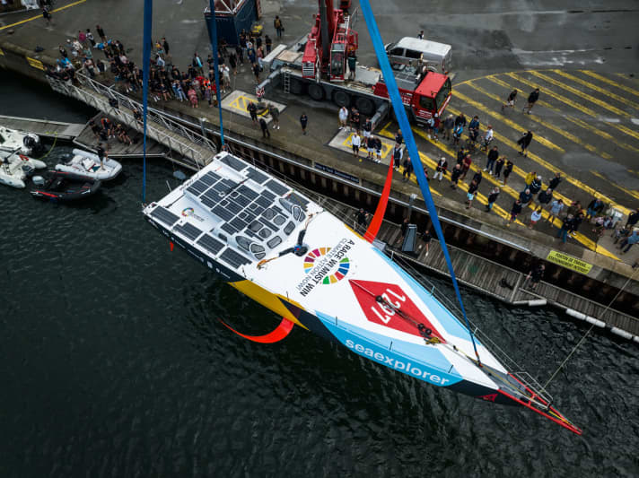   Riesiges Deck, kleines Cockpit fast komplett überdacht. Getrimmt wird unter Deck