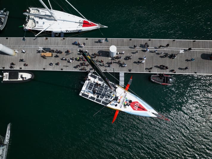   Le mât est également déjà monté. Mais avant de pouvoir naviguer pour la première fois, il reste encore quelques petits travaux à effectuer sur le bateau.