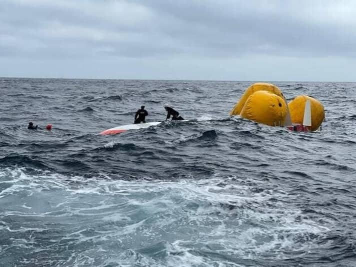   Die spanischen Seenotretter bei der aufwändigen Bergungsaktion  