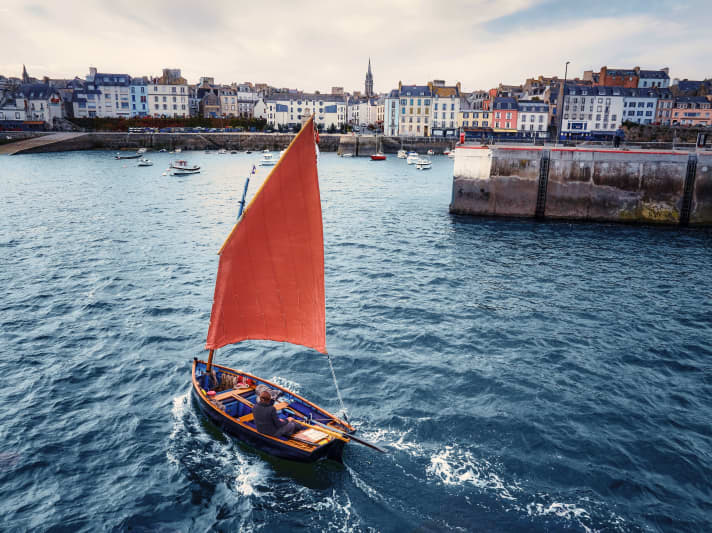 The boomless lugger sail is all the Ilur sailor has to handle apart from the tiller