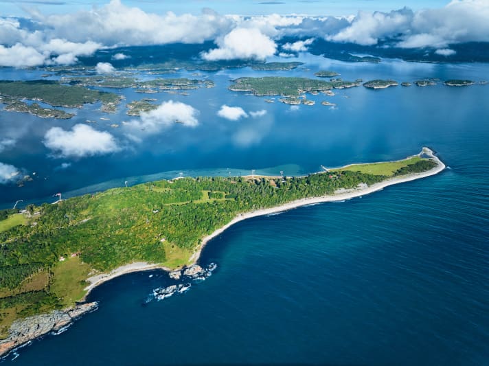 Segeln an der Südküste NorwegenDie Insel Jomfruland ist eine lange schmale Moräne aus der Eiszeit die sich wie ein Schutzwall für die Schären bei Kragerø legt.