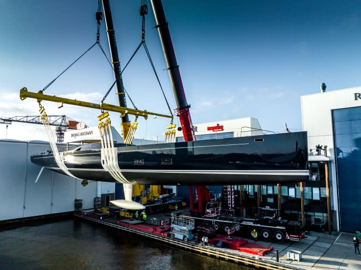 Für die Wasserung reiste „Nilaya“ auf einem Ponton von Royal Huismans Stammsitz in Vollenhove nach Zaandam. Der ehemalige Werftstandort von Holland Jachtbouw wird für Refits und als Ausgangspunkt für Seeerprobungen genutzt