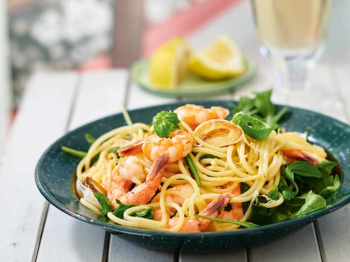 Spaghetti mit Garnelen, Rucola und Zitrone.