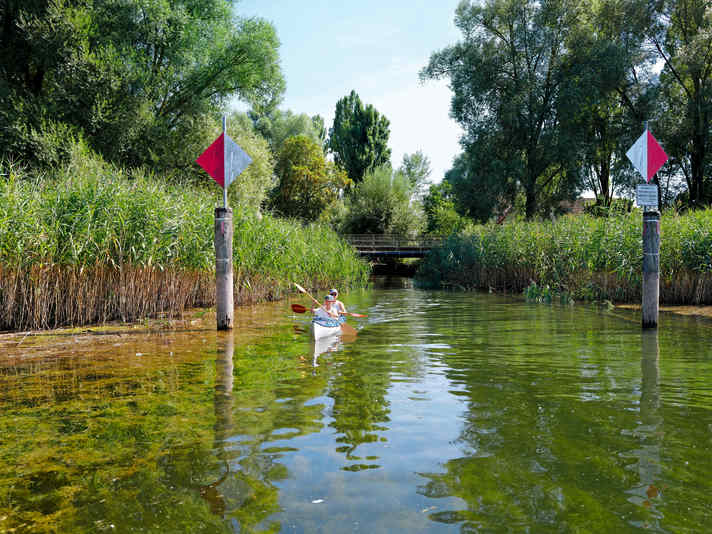 Favoured by canoeists: the entrance to the canal-like Bruckgraben island dam breakthrough from the Gnadensee.