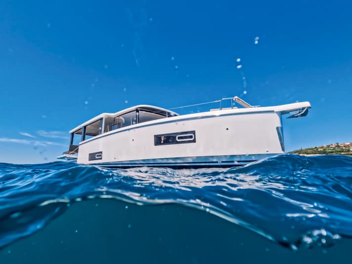 Die Sea Loft sieht von vorne aus wie ein Einrumpfboot.