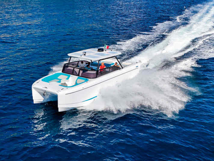 The Canados Heritage looks very angular at the rear, and the roof is also quite strikingly designed. In the bow there is a seating area with a small table in the centre.