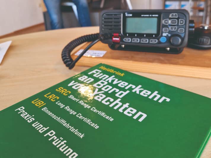Der Ratgeber „Funkverkehr an Bord von Yachten“ ist ein Standardwerk für die Prüfungsvorbereitung oder um vorhandenes Wissen aufzufrischen.