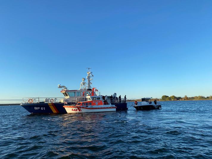 The "Prignitz" and the "Hertha Jeep" during the rescue of a damaged motorboat off Stralsund. It was a joint operation by the German Maritime Search and Rescue Service (DGzRS) and the Federal Police for a motorboat whose outboard motor had been torn off after a collision with an underwater obstacle