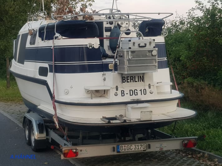   Markantes Heck, unveränderte Kennzeichen: Die Voyager 860 „Enterprise“ wurde nur 14 Kilometer von ihrem Diebstahlort im Tempelhofer Weg 32 wiedergefunden.