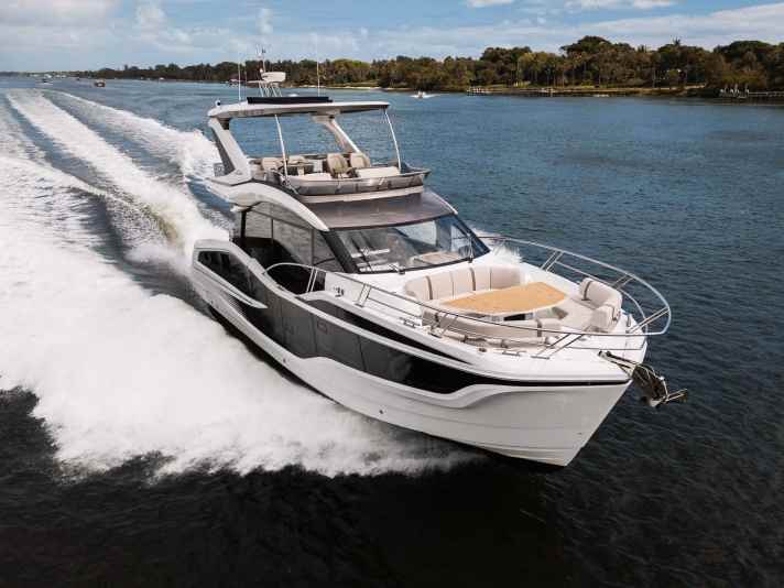 Nominiert in der Klasse 14 bis 18 Meter: Galeon 520 Fly.