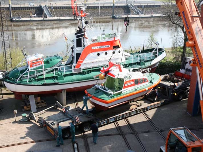 Loading on 20 April 2012 in the yard of the DGzRS headquarters in Bremen. | n.