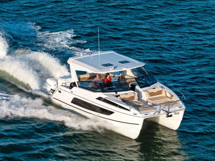 Aquila 36 in der Cruiser-Version mit Steuerhaus und Doppelcockpit
