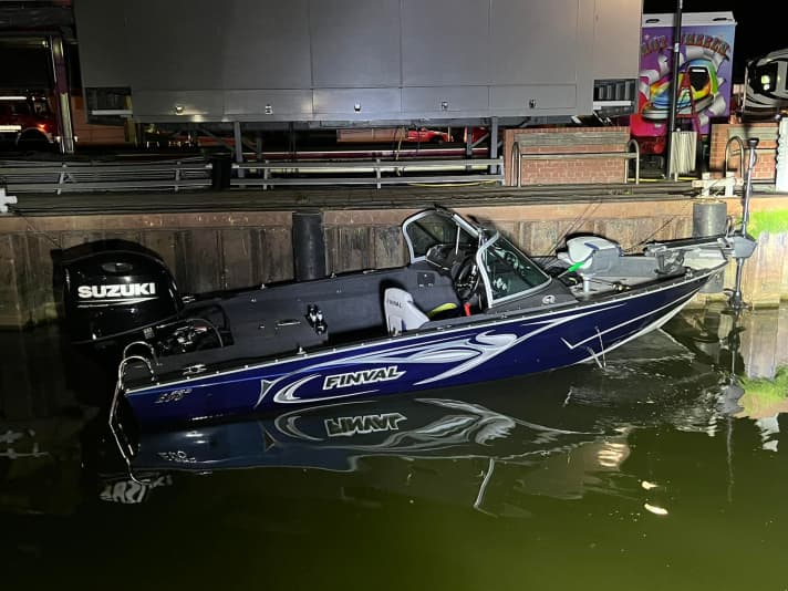 Das etwa 100 PS starke Angelboot mit Metallrumpf