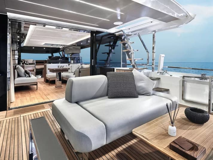 Auf der Flybridge, im Salon und an Deck dominieren edles Teakholz und bequeme Polstermöbel