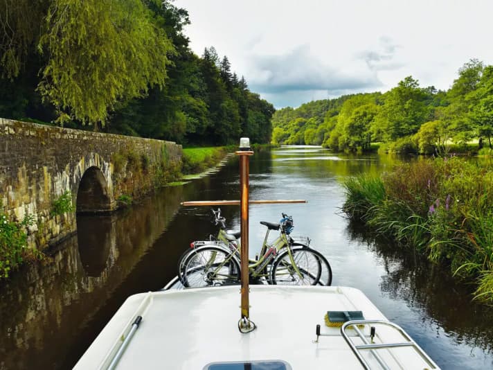 We leave lock 24 Quelennec and steer our tjalk downhill towards Hennebont