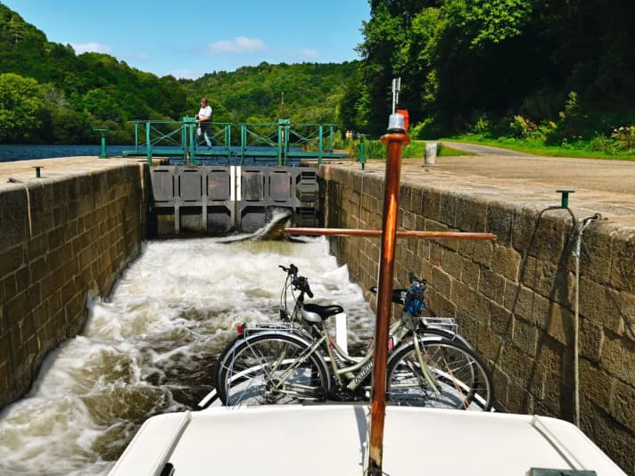 In der Schleuse 23 Kérousse geht es sprudelnd bergauf