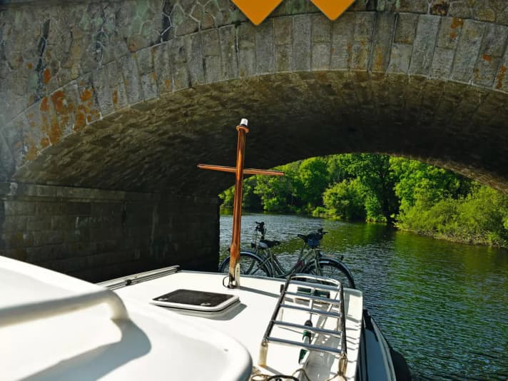 Die alte Steinbogenbrücke oberhalb Schleuse 9 in Saint-Nicolas-des-Eaux, die nicht allzu viel Platz nach oben lässt