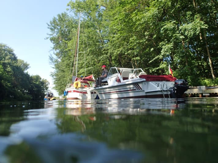   Wasserwandern mit 15-PS-Boot auf der Mecklenburgischen Seenplatte. 