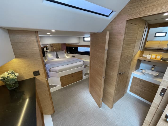 The owner's cabin is directly connected to the saloon. The area can be partitioned off with a folding door