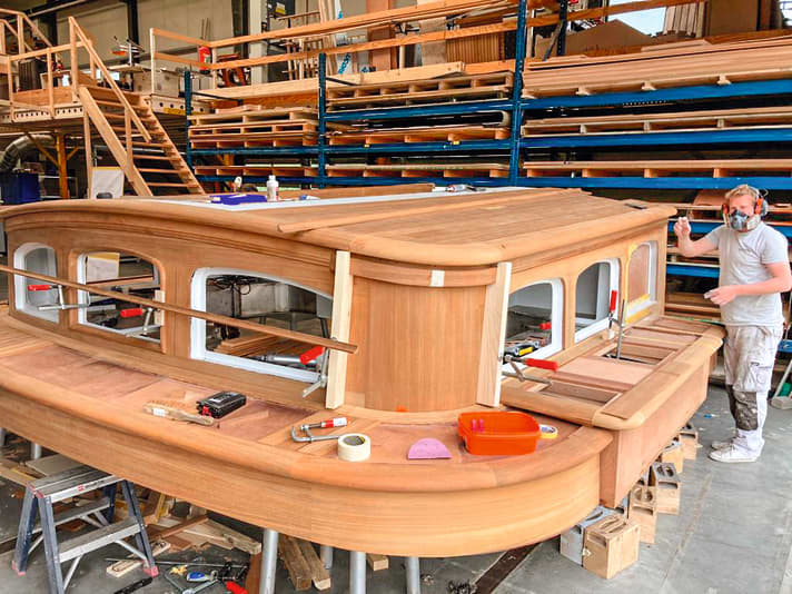 Perfekte Radien: Das neue Alu-Deckshaus schlugen Huisfit-Mitarbeiter mit Teak aus 