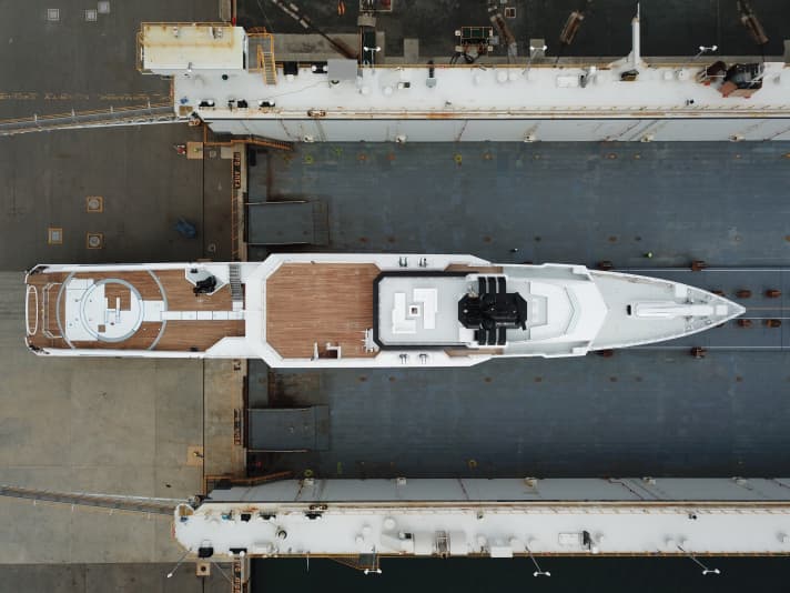 Parts of the bar deck are still missing. Delivery is scheduled for 28 October.