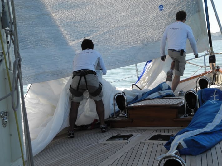 Preparation for the sail change. | l.