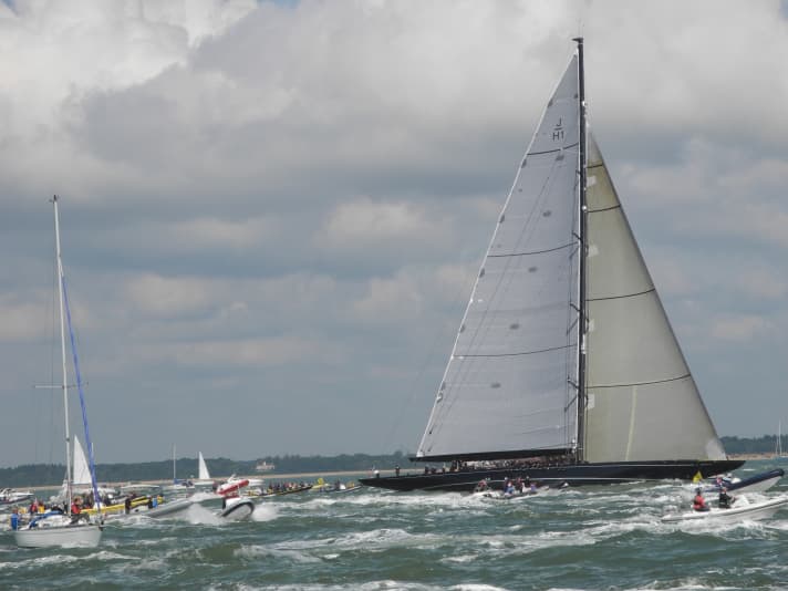 "Lionheart" in einer Flotte Zuschauerboote. | e.