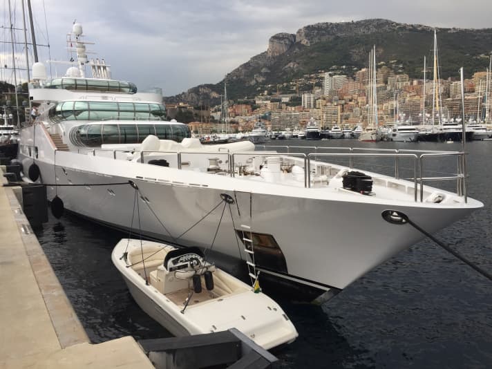 Berths for large formats are rare. Sometimes they also moor at the cruise terminal. | t.