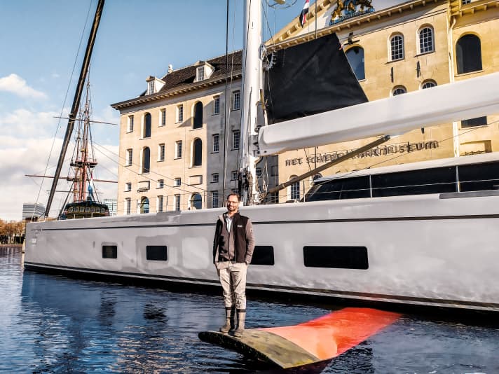 Excursion in Amsterdam: Mattia Belleri poses on the fully extended wing with the Maritime Museum in the background. The long-serving "Canova" captain with an engineering background also supervised the complex construction for the owner as project manager. | r.