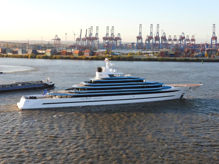 Bye-bye HH: The "Kaos" owners are looking forward to their first season on board. Reymond Langton developed a new 1500 square metre interior for them. | n.