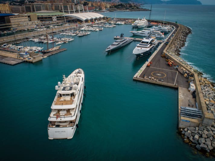 Lively activity: "Silver Angel" arrives, "DAR" has already moved into its berth at the heliport. | n.